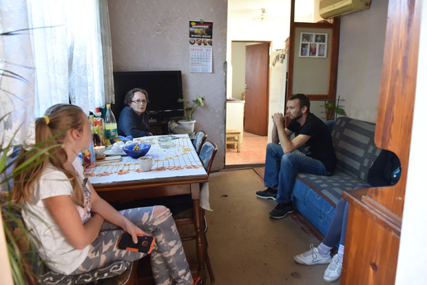 ОДЛАЖЕ СЕ РУШЕЊЕ КУЋЕ НА ГАРДОШУ! Породицу Демша неће избацити на улицу док не сахране оца, а после...  